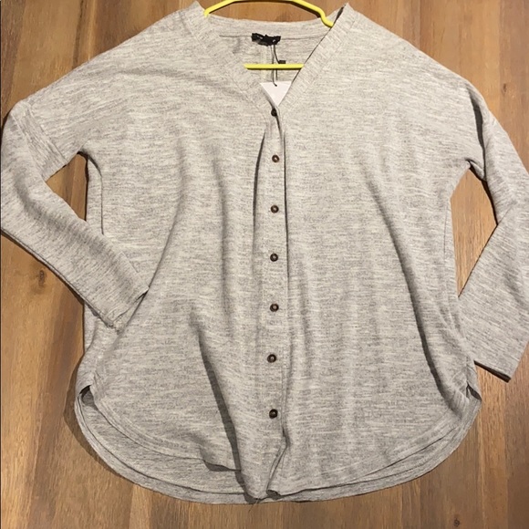 Button Front Top - Picture 4 of 8